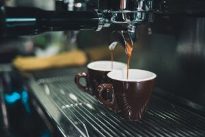Kaffemaskine eller espressomaskine – hvad skal jeg vælge?