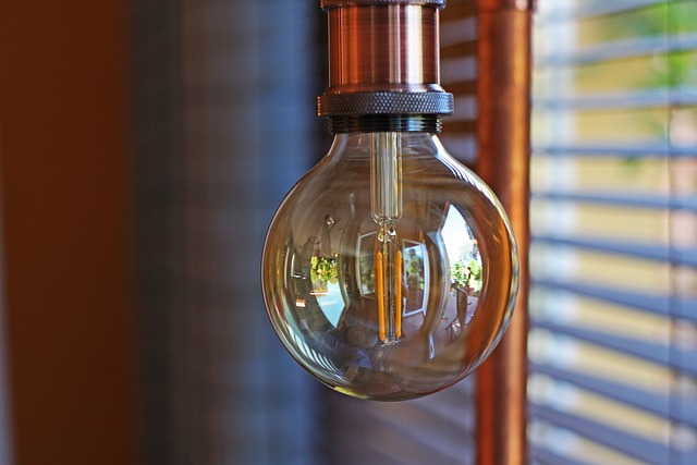 Lyssæt dit hjem med en moderne og stilfuld standerlampe